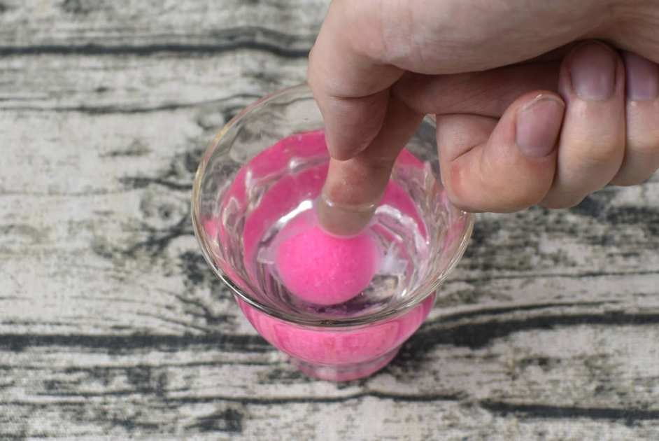 人気のダイソーおもちゃ「自分でつくるスーパーボール」を実際に作っている最中の画像2