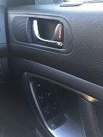 車のドアを内側から開けてしまう！事故を防ぐための簡単な方法