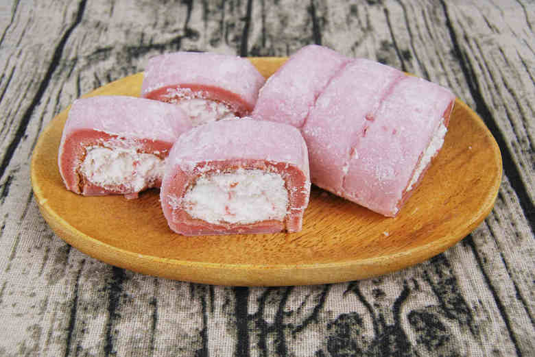 ローソンの人気スイーツ「もち食感ロール（いちごミルク）」の実物画像