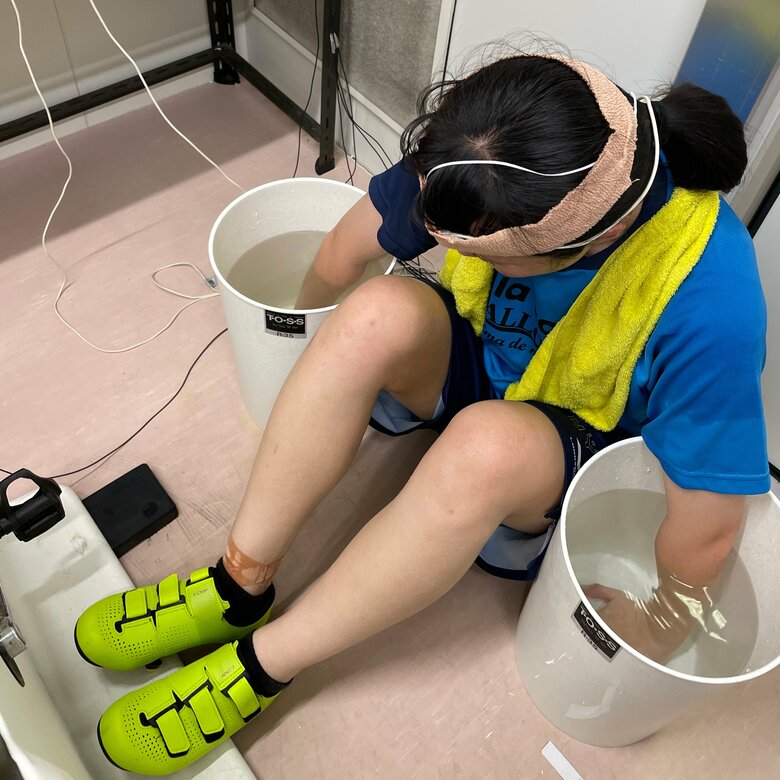 手のひらと前腕を水で冷やし、深部体温がどのくらい下がるか実験中の様子（写真提供／長谷川博）