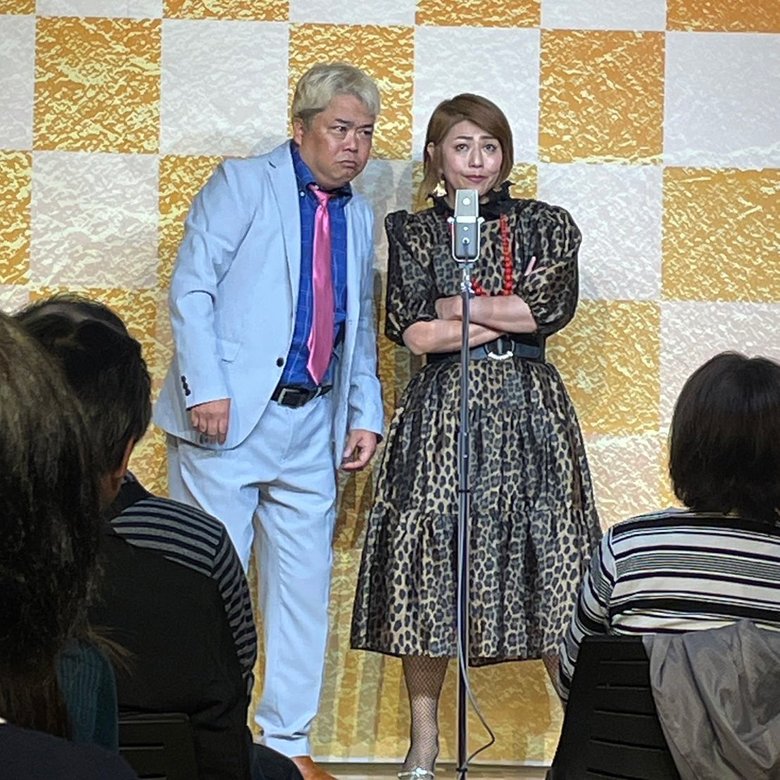 お笑いコンビ・チャイムとして舞台に