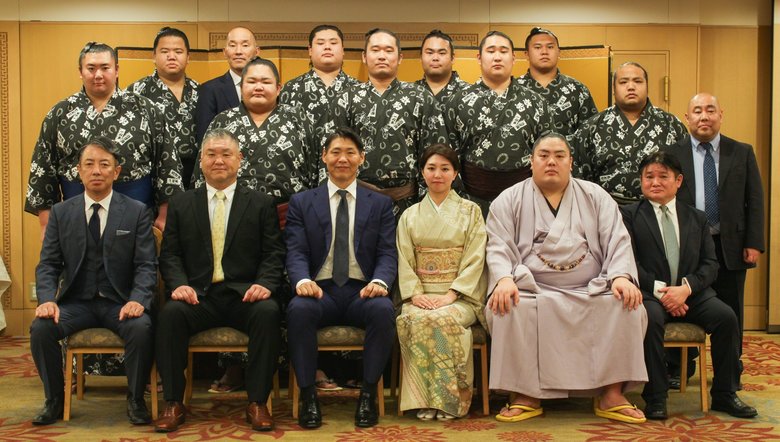 千秋楽パーティーで親方や部屋の力士、後援会の方々と記念撮影