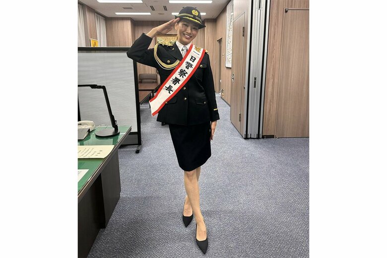 本所警察署の「一日警察署長」として客引き撲滅パレードに参加！（Instagramより）