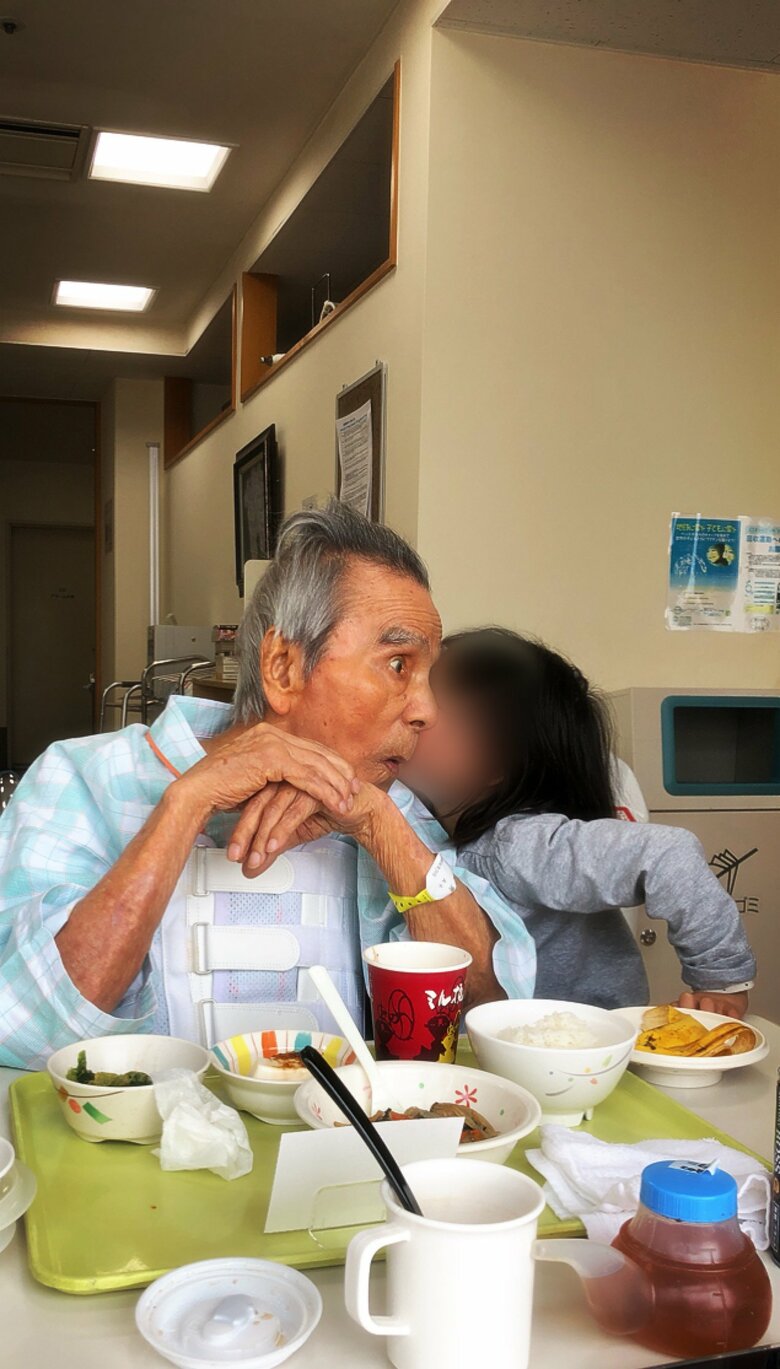 仲のよい孫と祖父の関係