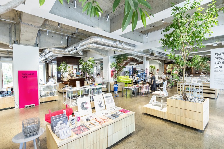 一階にはコーヒースタンドとショップを併設