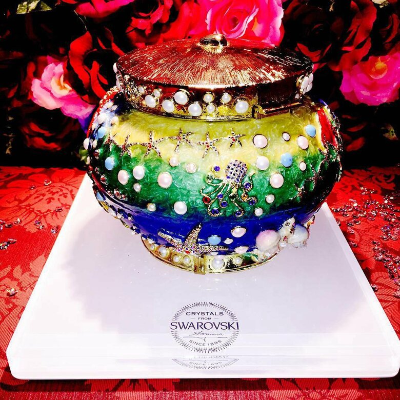  2015年のエンディング産業展に出展した、スワロフスキーをあしらった骨壺。蓋を開けると遺影が納められる