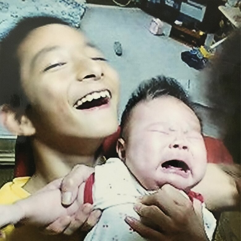 妹を抱っこする亮夏さん