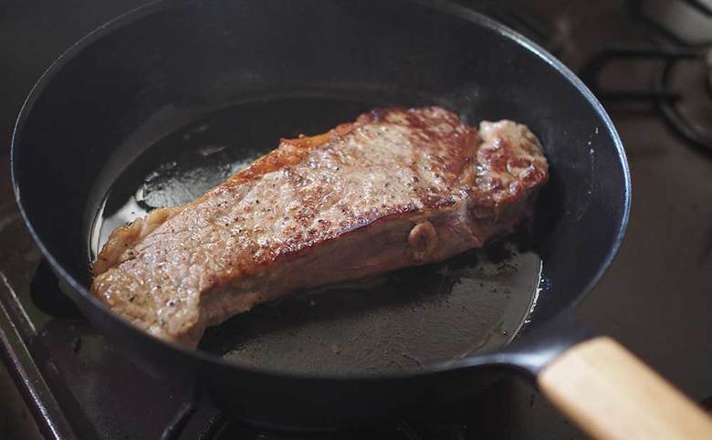 ▲レシピブックによると、弱火で3分ずつ両面を焼き、バターを回しかけながら1分焼いたら、火を止めて5分間置くといい。厚みが薄い肉の場合は余熱は1分でOK