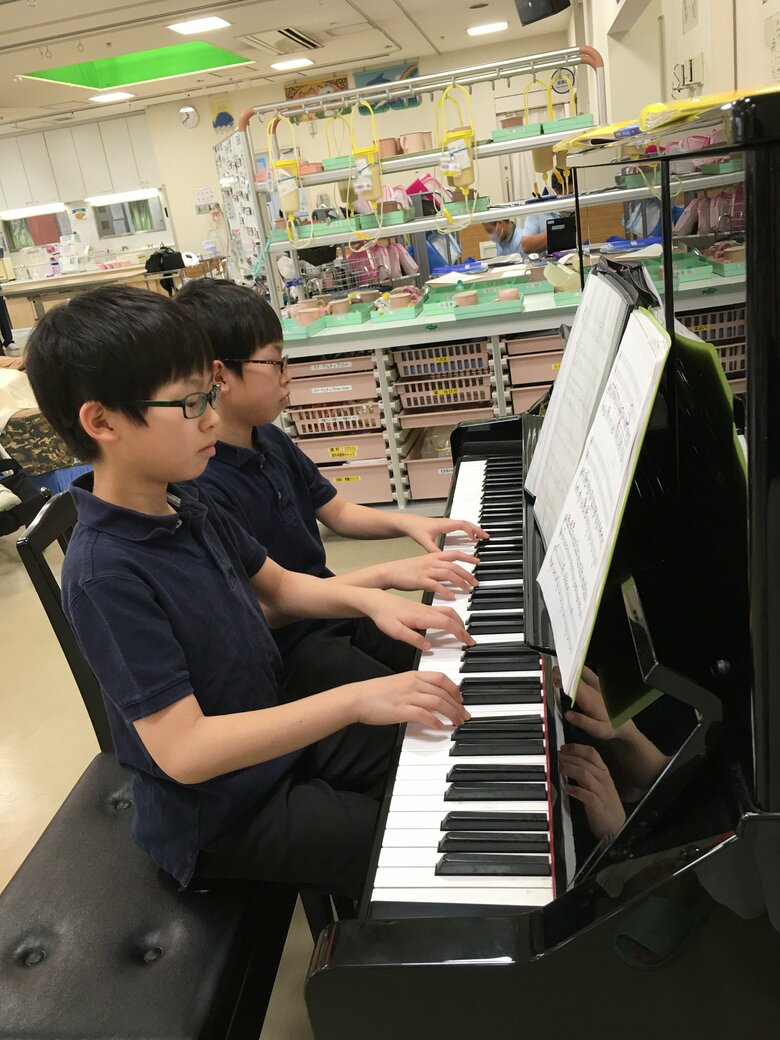 療育センターでボランティア演奏をする小学4年生のころの2人