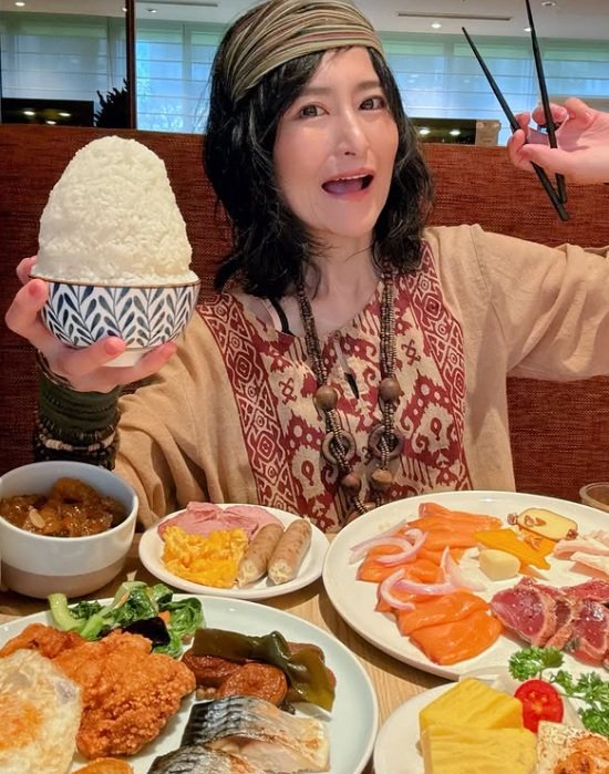 おなじみの「漫画盛り」白米を片手に