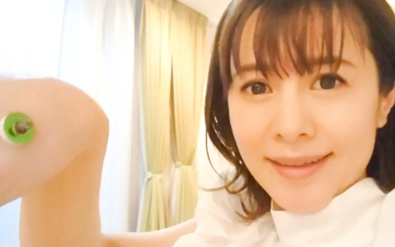 自らお灸をうつ珠緒さん（Instagramより）