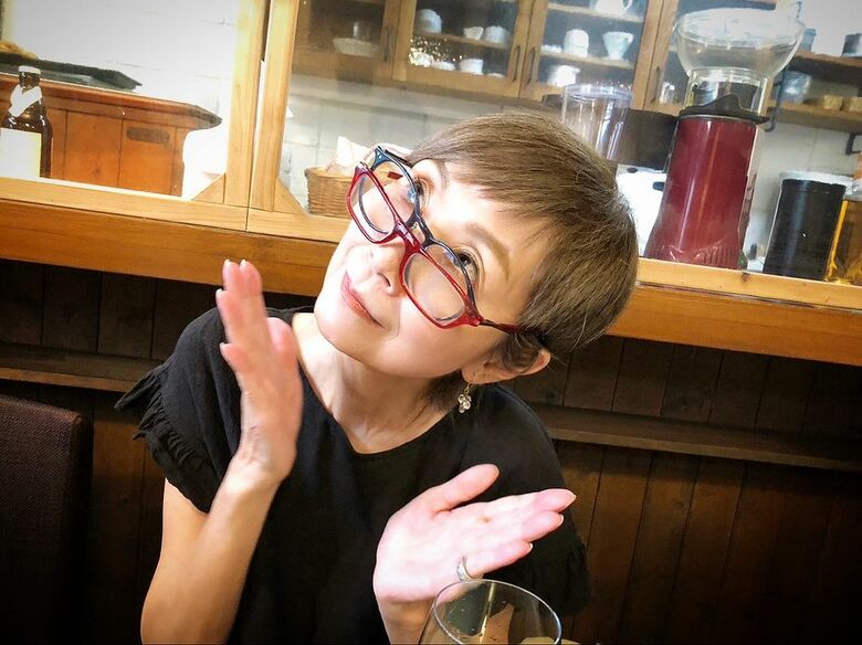 じつはかなりお茶目な手塚さん。お気に入りの赤いリーディンググラスと