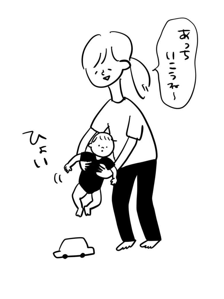 抱っこを拒否する1歳の次男くんその1。むぴーさんのTwitterより