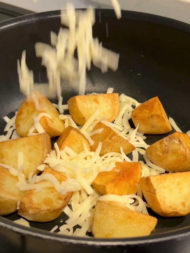油を拭き、たっぷりチーズを入れて