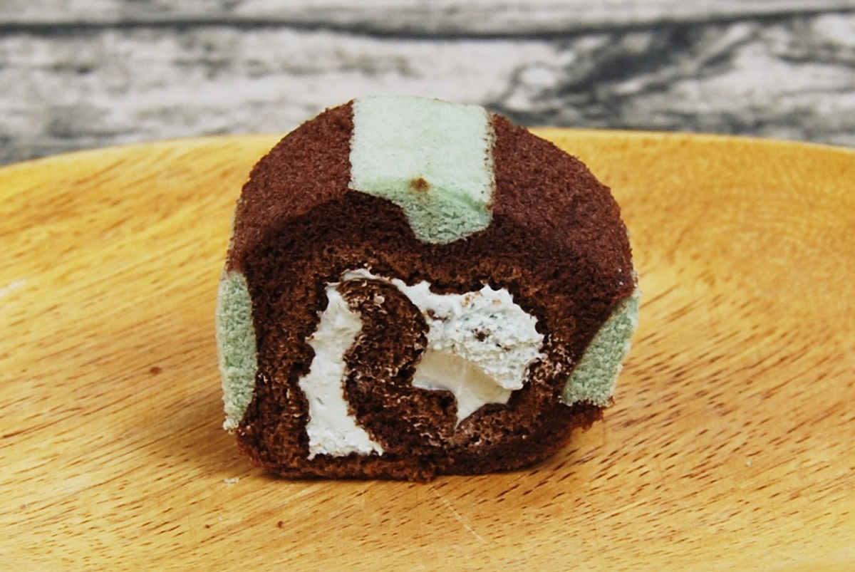 ローソンの人気スイーツ「冷やしてもおいしいチョコミントロール 4個入」の実物画像