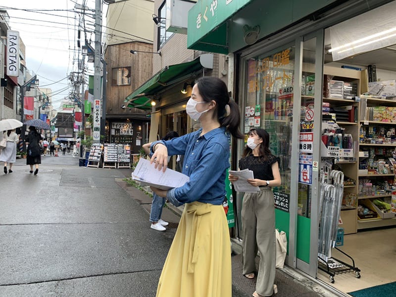 選挙割活動をする小嶋さんたち