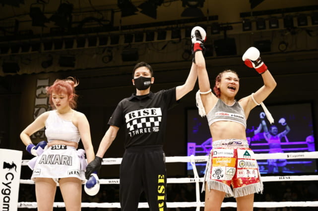 判定でAKARI選手を下したerikaさん(c)RISE