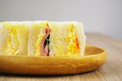 このサイズ感、わかってる！ セブン-イレブン「ひとくちサンド（ハム&たまご）」