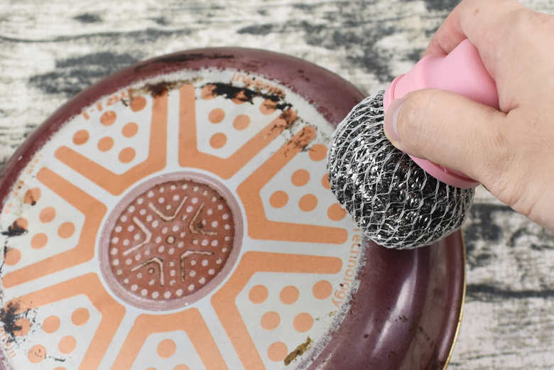 セリアの人気商品「とって付ステンレスたわし」の使用中画像3