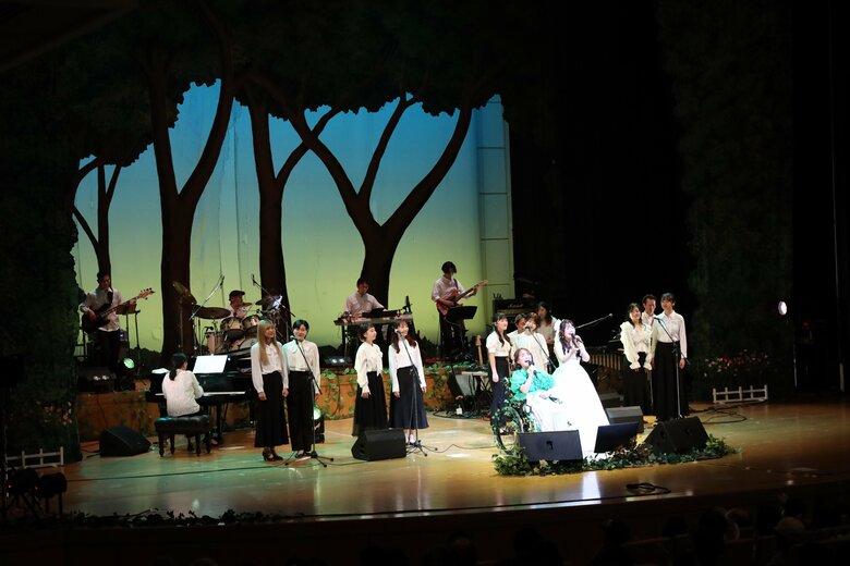 井上あずみさんと侑夕さん、ミュージカルコースの学生たちと『となりのトトロ』を熱唱