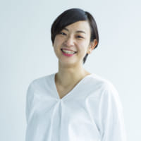 株式会社スープストックトーキョー取締役副社長・ブランディング本部長兼人材開発部長。2005年、パートナー（アルバイト）として株式会社スマイルズに入社。スープストックトーキョーで社員登用後、複数店舗の店長や新規ブランド・新店立上げを経験する。これまでに300人以上のパートナーを育成し、そのうち14人が社員に。2018年に「Forbes JAPAN WOMEN AWARD 2018」チェンジメーカー賞受賞。現在は、新たな採用・育成の仕組みづくりに取り組んでいる。