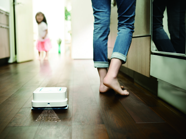 とはいえ、働くママにとっては「毎日、床を水拭きするなんてムリ！」ですよね。そこでおすすめしたいのが、床拭きロボット「ブラーバ ジェット240」。ロボット掃除機「ルンバ」でおなじみのアイロボットが開発した製品で、スイッチを押すだけで自動で床拭きをしてくれるんです。知れば欲しくなる、賢くて便利な機能をまとめてみました！（床拭きロボット ブラーバ ジェット240　オープン価格／アイロボット社）