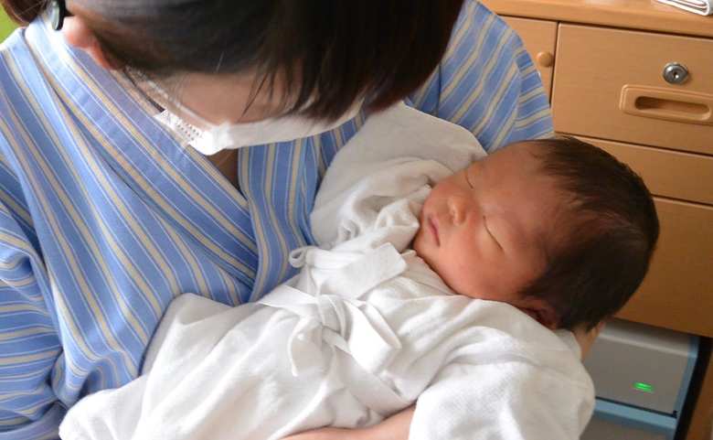 長男を抱くりかこさん