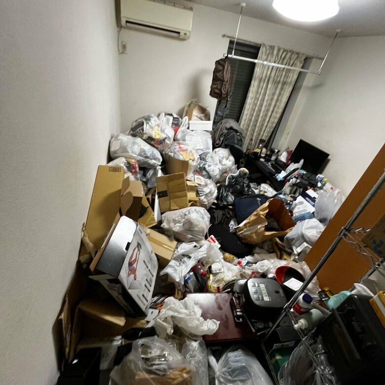ゴミを片づける前の部屋