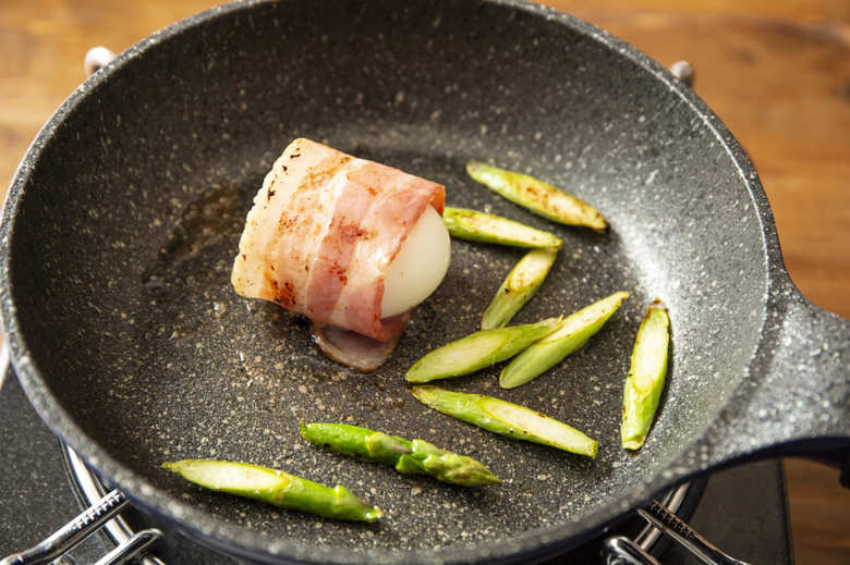 小さめのフライパンに①の巻き終わりを下にして入れ、②も入れて中火で熱する。ベーコンに焼き色がついてきたらそっとひっくり返す。グリーンアスパラは焦げるようなら先に取り出す。3〜4分ほど焼いてベーコン全体がこんがりしてきたら、ごはんを盛った器にのせ、アスパラも添える。黒こしょうと粉チーズをふる。