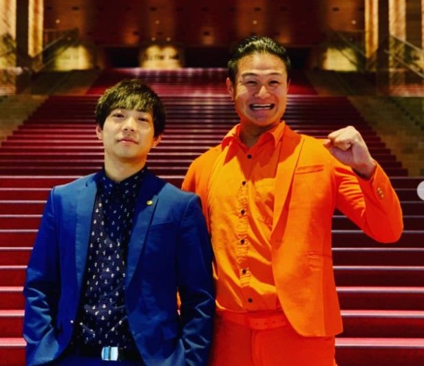 ティモンディの前田裕太さん（左）。相方の高岸宏行さんと甲子園の抽選会会場で