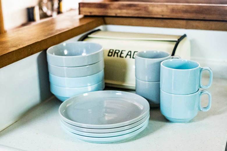 ▲（左奥）スタッキングできるボウル DAY Value 各138 ～ 277 円、（中）スタッキングできるお皿 DAY Value 各185 ～ 462 円