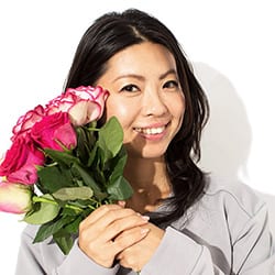 AFRIKA ROSE 代表取締役。1981年東京生まれ。米国大学卒業後、大手製薬会社勤務を経て、2011年アフリカ・ケニアに渡る。 「援助に慣れきっている現地の姿」を目の当たりにし、援助ではなくビジネスとして 対等な立場で関わりたいという結論に至る。アフリカの自然や人々や文化の豊かさと 生命力溢れる薔薇に魅了され、2012年「アフリカの花屋」を立ち上げる。 2015年10月、アフリカ薔薇専門店「AFRIKA ROSE」を東京広尾にオープン。 2019年4月、六本木ヒルズ内に「AFRIKA ROSE & FLOWERS」をオープン。草月流いけばな師範。メディア掲載多数。著書に『アフリカローズ 幸せになる奇蹟のバラ』（ポプラ社）がある。