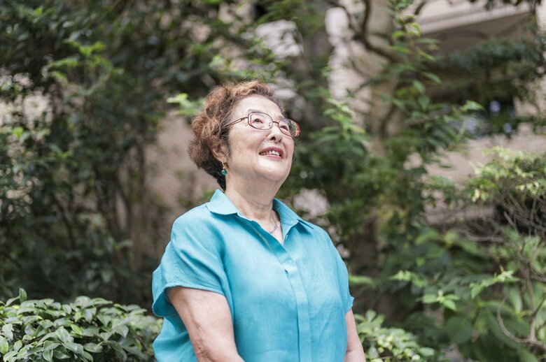 爽やかな緑の木々の下での撮影にも応じてくださった戸田さん