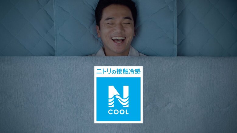 日中の苦労を寝具で癒やす絶妙な表情