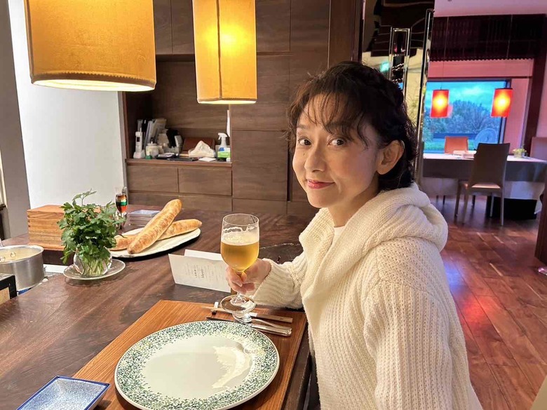 ビールを嗜む斉藤さん