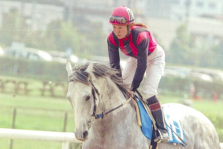 騎乗する現役時代の赤見千尋さん