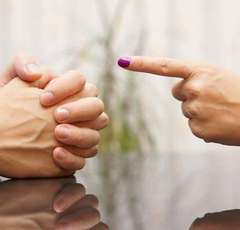 「育ちを全否定する感じがして苦手…」 友人の食事マナーは注意できる!?