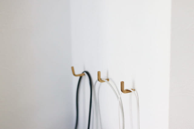 壁面フックを使ったコード収納