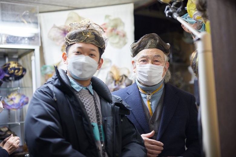 カメラマンと並んで、紳士的な雰囲気の幸三さん（右）