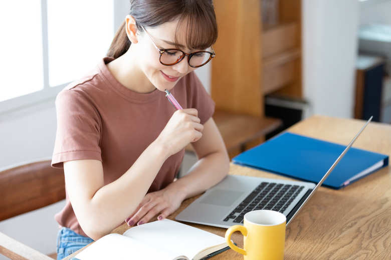 在宅ワークをする女性