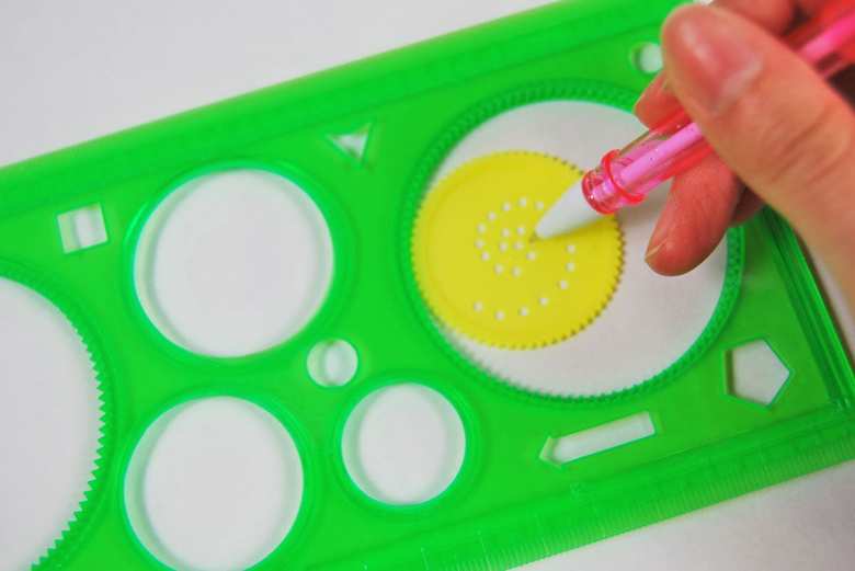 ダイソーおすすめ文房具「デザイン定規」の使用中画像