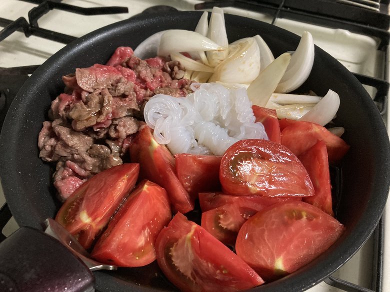 【作り方2】くし形に切ったトマト2個としらたき1袋を加える