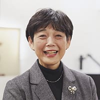 東京未来大学特任教授。東京都内の公立小学校教諭、副校長、校長を経て現職。大学では、管理職歴15年の経験を活かし、教員を目指す学生たちの指導を担当している。著書に「保護者対応12か月」（小学館刊）がある。