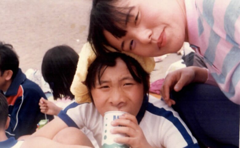 小学生の運動会で母と