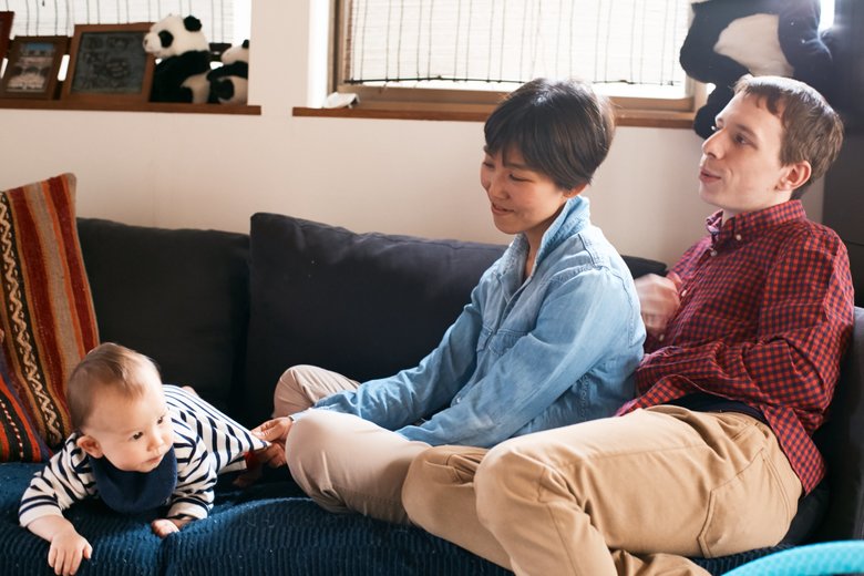 ▲「ソファーで３人で過ごす朝のひと時が、ホッとできる時間です」