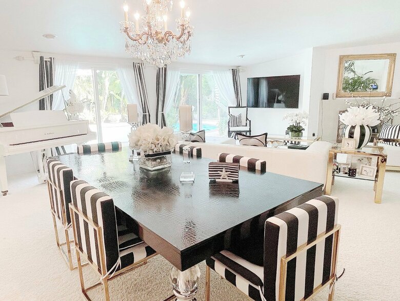 自身で間取りを考え、モノトーンのインテリアでコーディネートした自宅のリビング