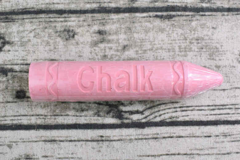 子どもの想像力を伸ばす「お絵描き」ですが、好奇心旺盛な子どもだと壁などにラクガキしてしまうかもしれません。そんな時にオススメなのが、セリアで見つけたお絵描き用おもちゃ「水で流せるチョーク」です。