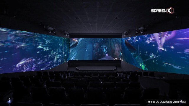 ScreenXは正面、両側面に映像が映し出される！