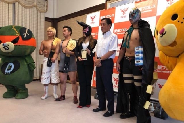 伊予観光大使に任命され、愛媛県知事から委託状の授与（2018年）