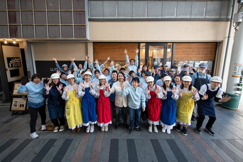 豊橋本店の前で。スタッフ大集合！